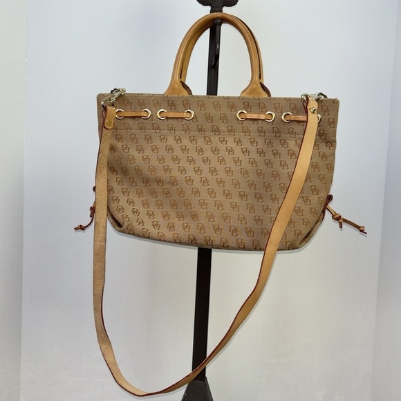 Dooney and Bourke logo double handle signature satchel with Crossbody strap. EUC - Picture 3 of 9
